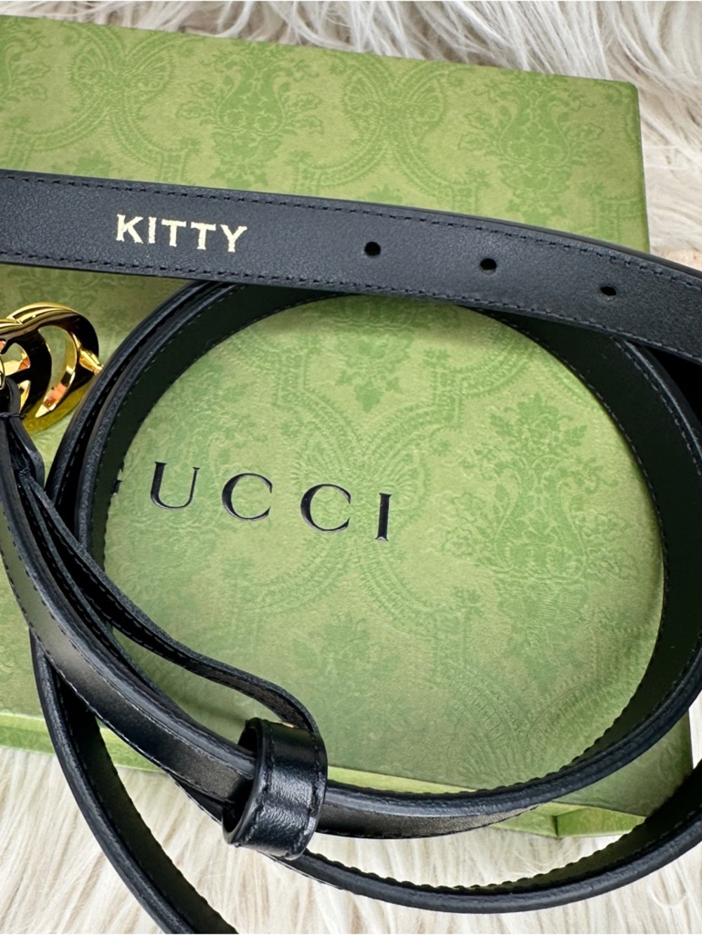 Authentic Gucci GG Marmont
Leather Thin Belt with shiny Gold
"GG" - Picture 4 of 8